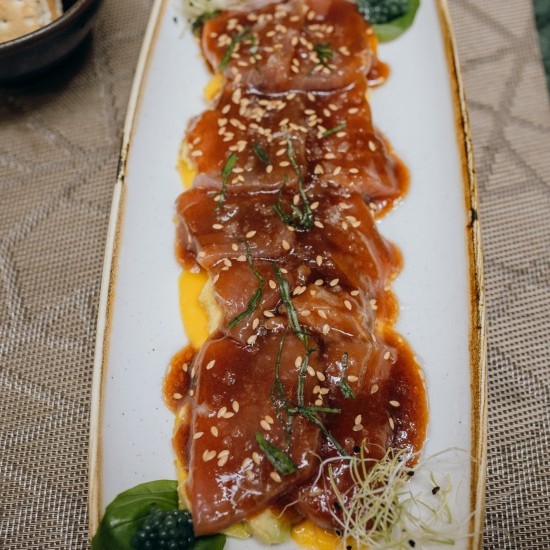 Atún macerado con mango y aguacate