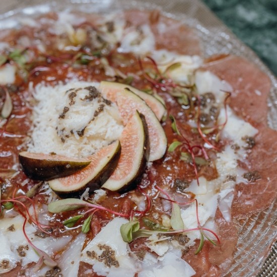 Carpaccio de vaca madurada con aliño de tomate dulce, trufa y queso curado