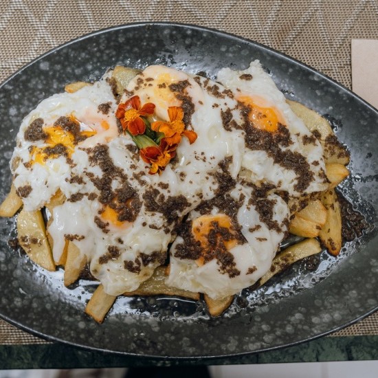 Huevos de corral rotos con trufa