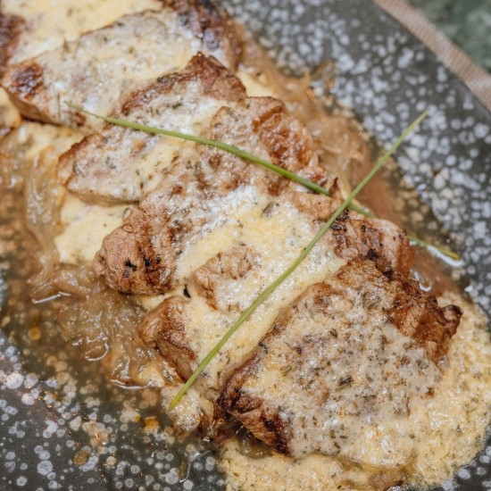 Vueltas de solomillo Agaldar con cebolla caramelizada y salsa Bearnesa